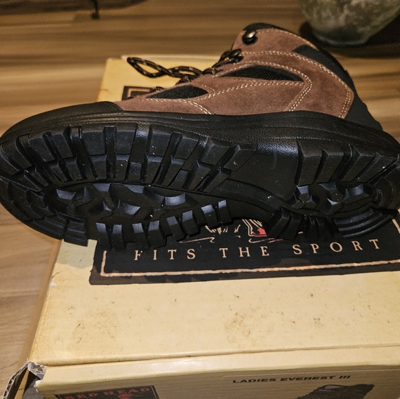 Brand new never worn mountain boots - Picture 3 of 4